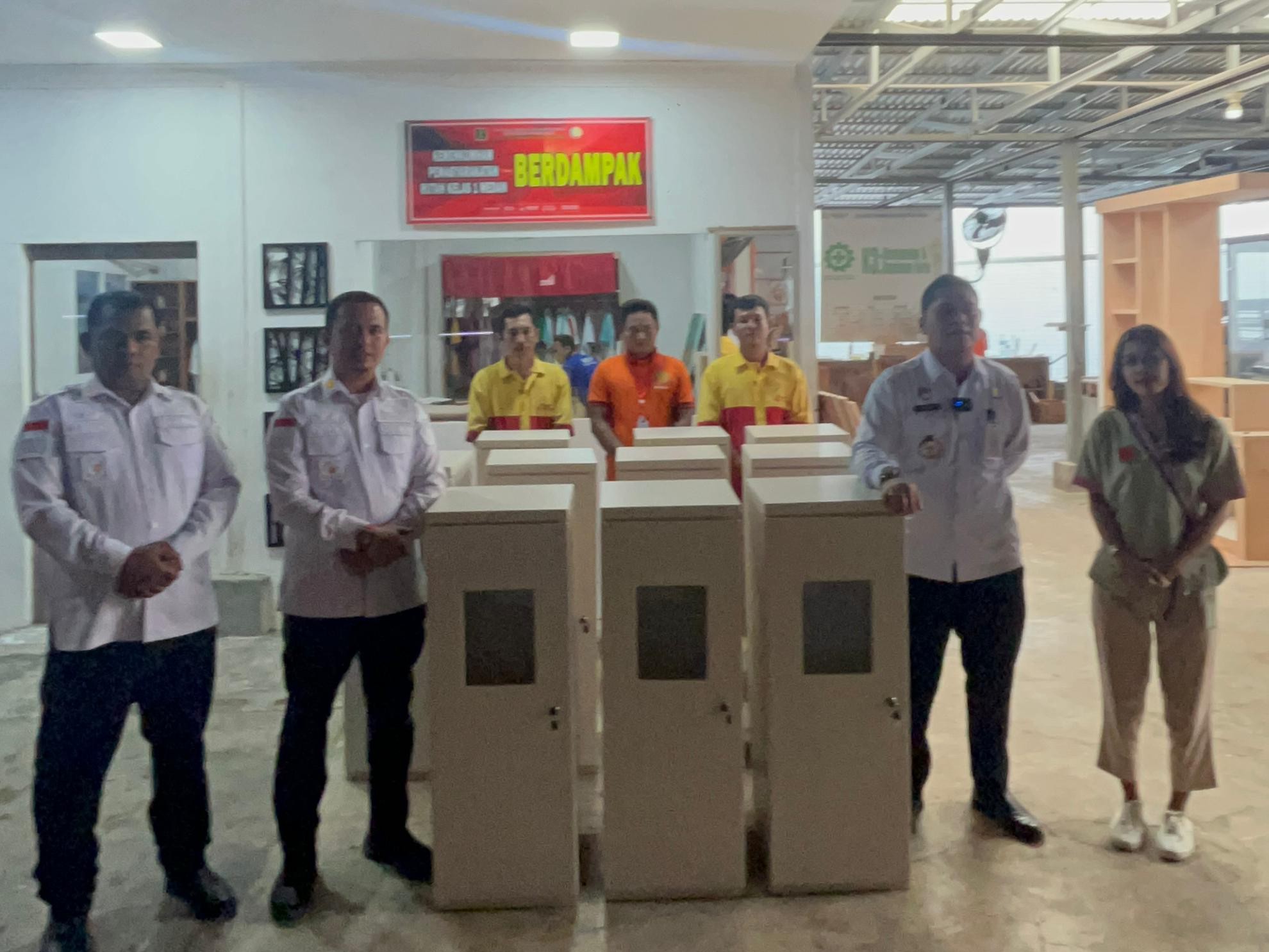 Sambut Desember Penuh Sukacita, Bimkeragusta Serahkan Box Mebel Unik Pesanan Hotel Ibis